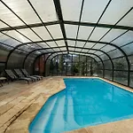 Con Jacuzzi Exterior Y Piscina Cubiertos