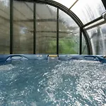 Con Jacuzzi Exterior Y Piscina Cubiertos