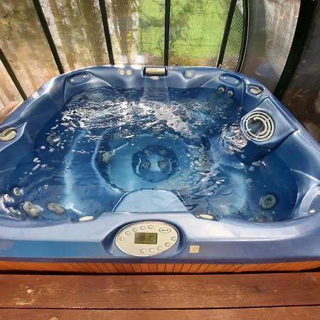 Vila Con Jacuzzi Exterior Y Piscina Cubiertos