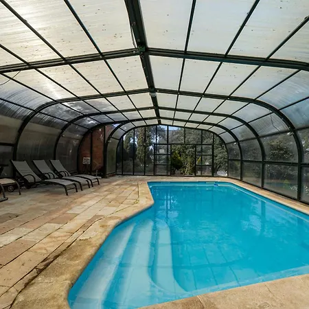 Con Jacuzzi Exterior Y Piscina Cubiertos