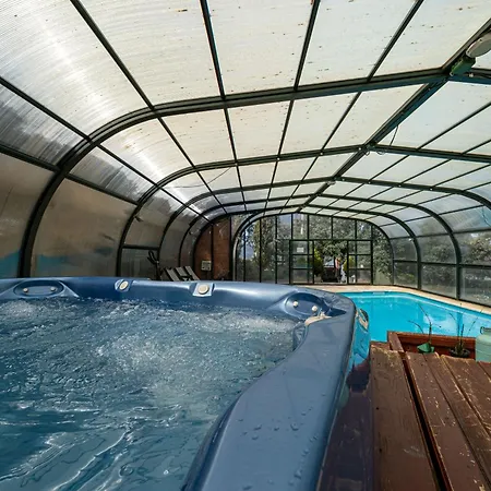 Con Jacuzzi Exterior Y Piscina Cubiertos Vila *
