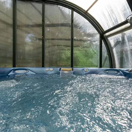 Con Jacuzzi Exterior Y Piscina Cubiertos