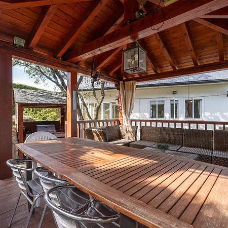 Vila Con Jacuzzi Exterior Y Piscina Cubiertos