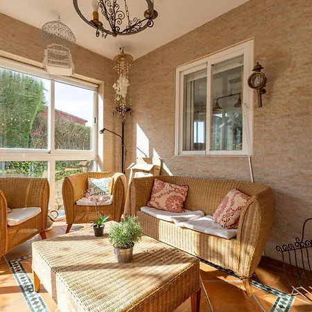 Con Jacuzzi Exterior Y Piscina Cubiertos