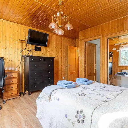 Con Jacuzzi Exterior Y Piscina Cubiertos